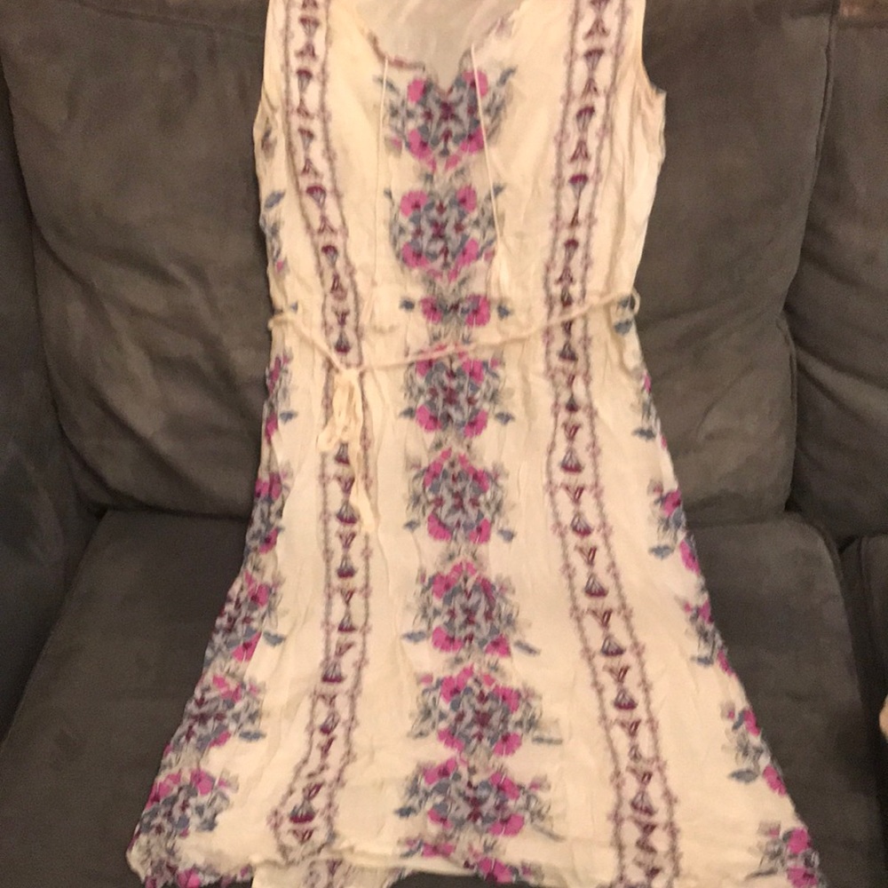 Sleeveless cream dress with floral motif